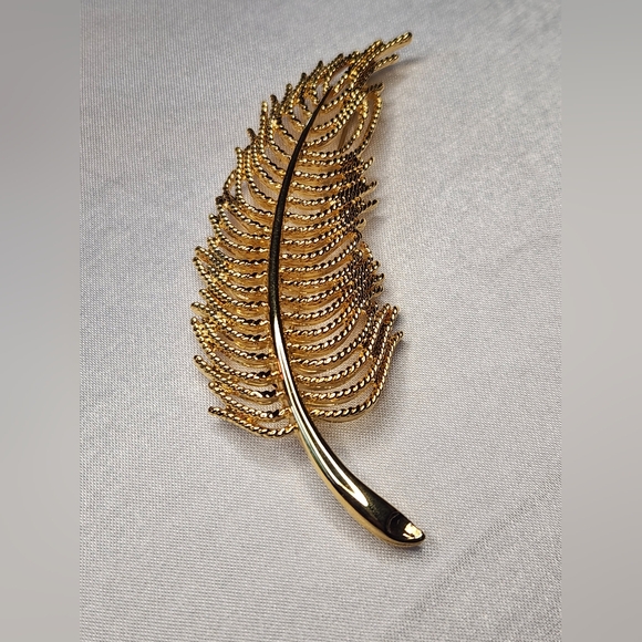 Vintage 3.5" Monet Gold Tone Feather Leaf Brooch Pin Open Work Classic - Picture 2 of 5